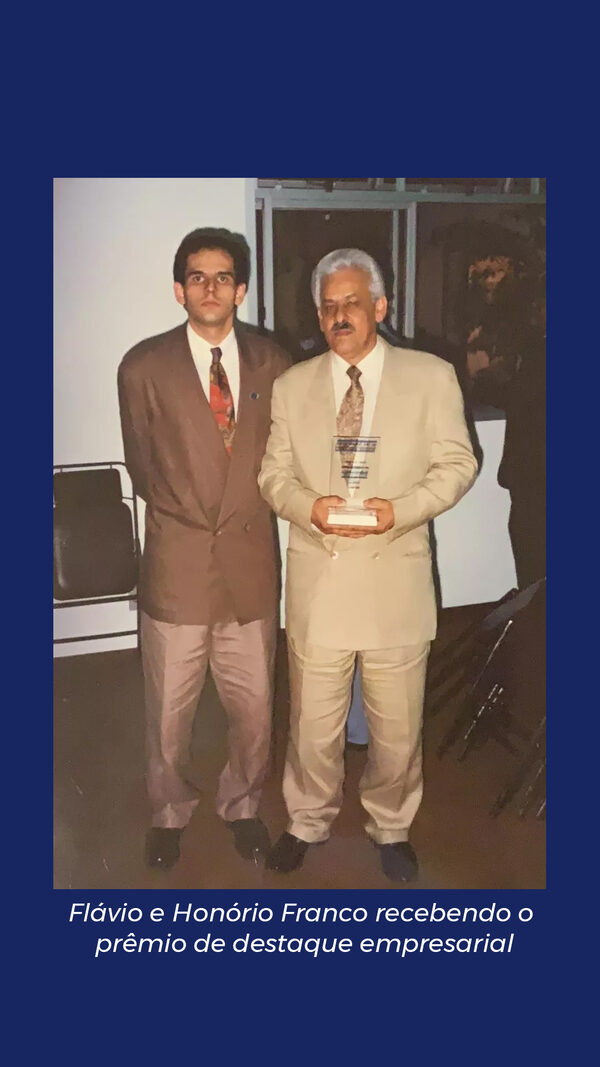 Flávio e Honório Franco recebendo prêmio de destaque empresarial