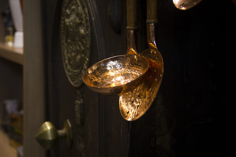 Conchas e colheres de cobre penduradas