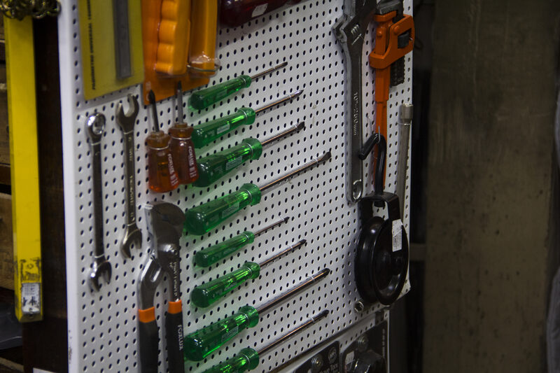 Ferramentas organizadas na parede