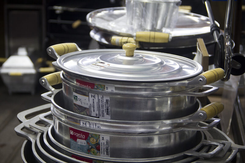 Panelas de alumínio empilhadas