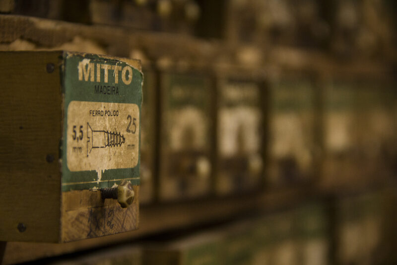 Caixas de parafusos vintage organizadas