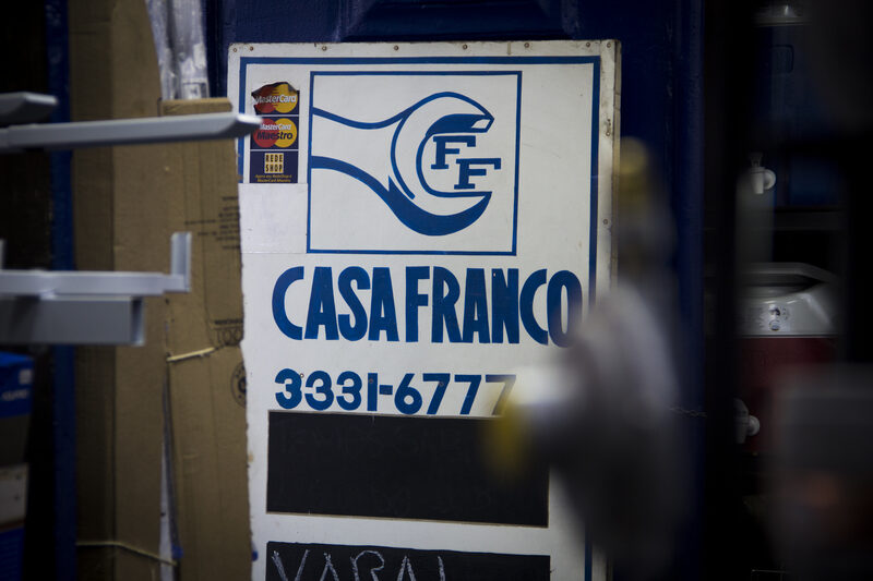 Placa com logo Casa Franco e telefone