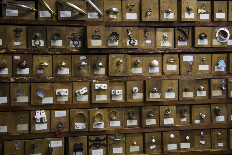 Parede de puxadores de gavetas vintage